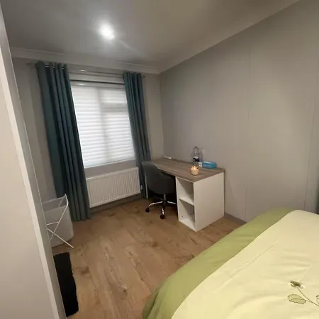Modern Ensuite Double Bedroom In Dundrum Δωμάτια σε οικογενειακή κατοικία *