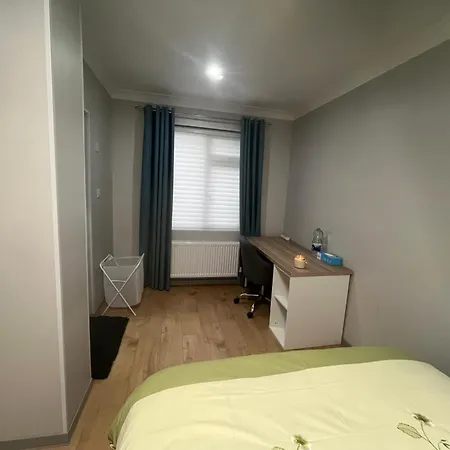 Modern Ensuite Double Bedroom In Dundrum Dublino