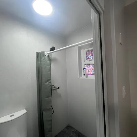 Modern Ensuite Double Bedroom In Dundrum Δωμάτια σε οικογενειακή κατοικία